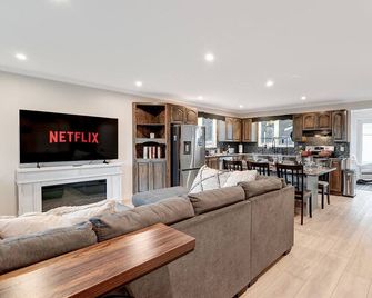 3 Bedroom Modern Getaway With Hot Tub An - Sudbury - Living room