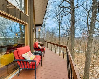 Eclectic Hubertus Home with Game Room and Fire Pit! - Germantown - Балкон