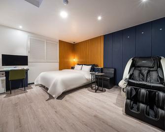 Stay Month Hotel - Goyang - Schlafzimmer