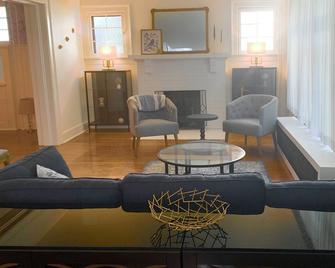 Beautiful 4 BR/2 Bath home in elegant neighborhood. 3 blocks from DePauw Univ! - Greencastle