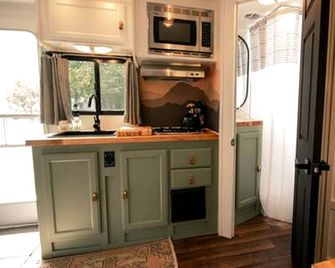 Incredible Caravan with Fire Pit and Games in Deseronto, Ontario - Deseronto - Kitchen