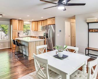 Golf, Hike, Dine And Relax Home In Port - Port Orchard - Comedor
