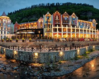 Crowne Plaza Borjomi By IHG - Borjomi - Building