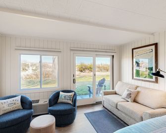 Inviting studio on The Crystal River/Lake Michigan with kitchenette, AC & WiFi - Glen Arbor - Sala de estar
