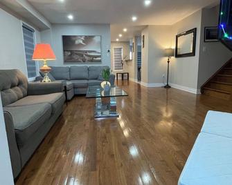 Comfort King - Whitby - Living room