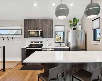 Urban Modern Guest House - Louisville - Kitchen