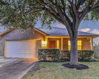 Relax & Recharge in this Cozy Lovely Round Rock Retreat. - Round Rock - Building