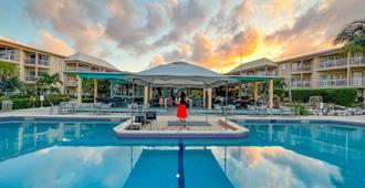 Holiday Inn Resort Grand Cayman, An IHG Hotel - George Town - Piscina