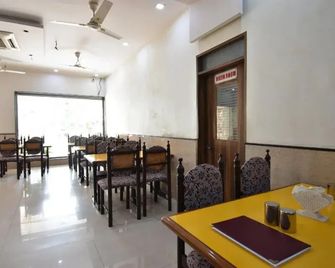 Townhouse Oak Hotel Vihar Deluxe - Ratnagiri - Restaurace