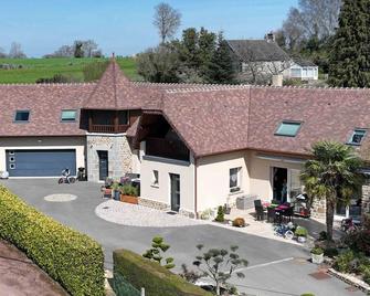 Cozy Family Retreat with Private Spa, Garden, & Nearby Nature Trails - Flers - Bâtiment