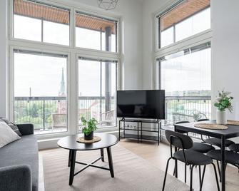 2ndhomes Tampere 'Metsonkulma' Apartment - Modern 3BR Penthouse Loft with Sauna & Free Parking - Tampere - Sala