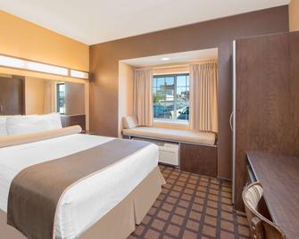 Microtel Inn & Suites by Wyndham Quincy - Quincy - Bedroom