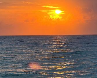 1 bedroom+loft with 2 full bath steps from the beach, Infinity pool and Tiki bar - Port Royal