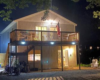 Perfect vacation home! Close to Beach with beach chairs! Reviews say it all! - Charlestown - Building