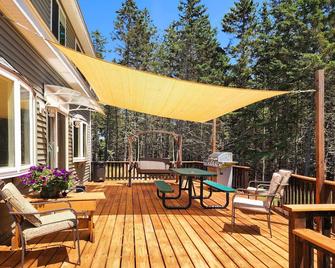 Secluded house just minutes away from Deer Isle/Stonington villages and beaches! - Deer Isle - Patio