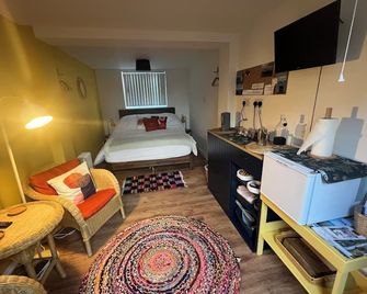 Bespoke studio with patio, driveway parking, sea, South Downs on the doorstep, - Seaford - Bedroom