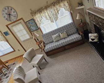 Dragonfly cottage 1/2 mile to Higgins Lake & 6 miles to snow/orv trail systems - Roscommon - Sala de estar