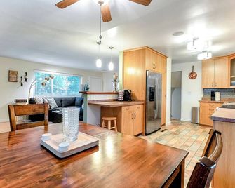 3 Bed 1.5 Bath Blocks to Beach- Dogs OK! Quiet Cul-de-sac - Norfolk - Dining room