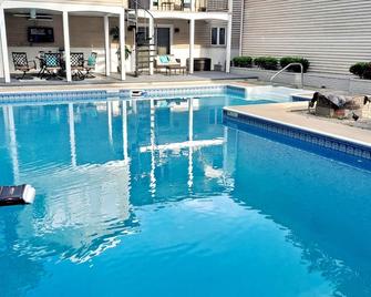 Close To Lot Of Shopping Areas, Eateries, Bars And More. Ideal For Monthly Stays - Lancaster - Pool