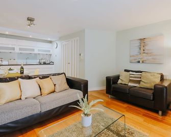 The Garden Apartment - Newquay - Living room