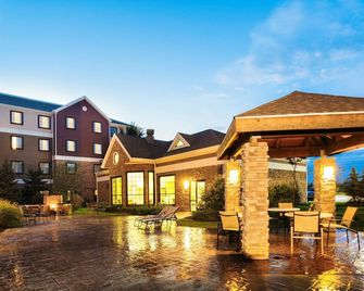 Enjoy a relaxing stay in Maumee | King Suite Near Bowling Green State University - Maumee - Building