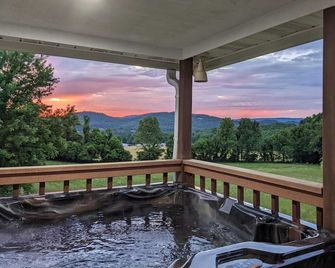 Wears Valley Farmhouse With Lovely Views - Wears Valley - Venkovní prostory