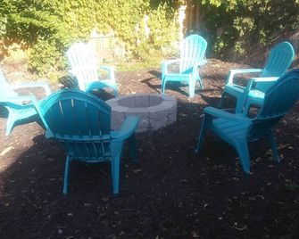Katy Trail Cottage - 3-Bedroom in Downtown Boonville - Close to The Katy Trail - Boonville - Patio