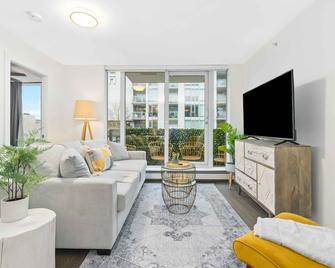 1BD Downtown Vancouver Condo with Free Parking - Vancouver - Living room