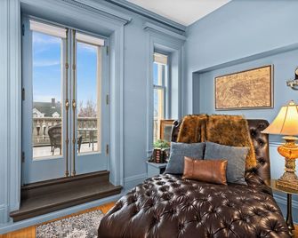 Historic Cotton Mansion by Heirloom Boutique Collection - Duluth - Living room