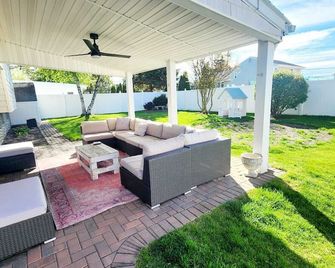 Newly Stunningly Updated 4-bedroom house in lovely Hicksville with WiFi, AC. - Hicksville - Patio