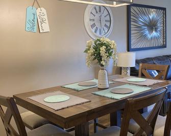 333 is 5 minutes from the dam with boat launch and tritoon boat for rent. - Jasper - Dining room