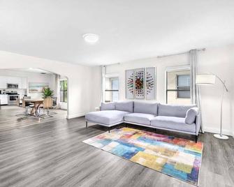 Contemporary 4 Bedroom Oasis - Private Large Patio - North Miami - Living room
