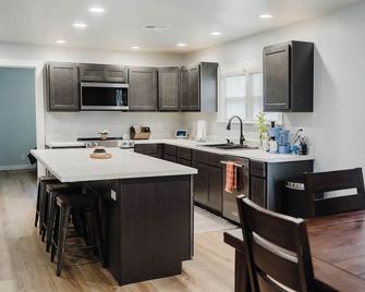 Blondies Lodge, Sleeps 10, Ranch Getaway Minutes from Elk City & Foss State Park - Elk City - Køkken