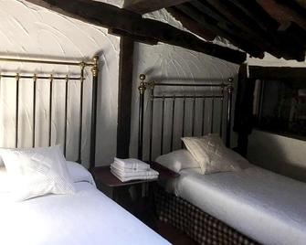 Charming House in Villasur de Herreros with Lake View - Villasur de Herreros - Bedroom