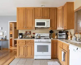 A Private Affair Cottage - Pasadena - Kitchen