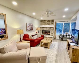 Pet Friendly Condo W/Pools (1 Mile From Ski Hill) - Harbor Springs - Living room