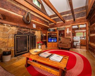 2 BA, (1 is a loft), 1 BA Log Cabin - Morgantown - Sala de estar