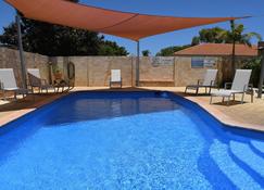 卡巴里海濱別墅酒店 - 卡爾巴里 - 卡爾巴里 - 游泳池