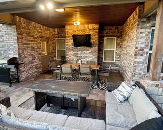 Charming and brand new 3 bedroom home in quiet neighborhood near ACU and HSU - Abilene - Living room