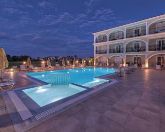 Athina Apts - Kalamaki - Басейн