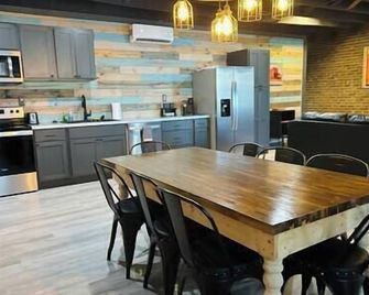 Winchester's Premier Downtown Loft! - Winchester - Kitchen