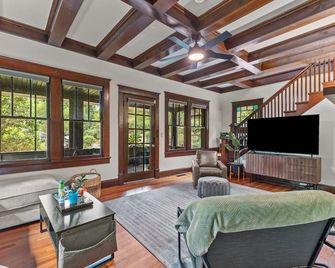 Historic Hidden Gem - Downtown Southern Pines - Southern Pines - Living room