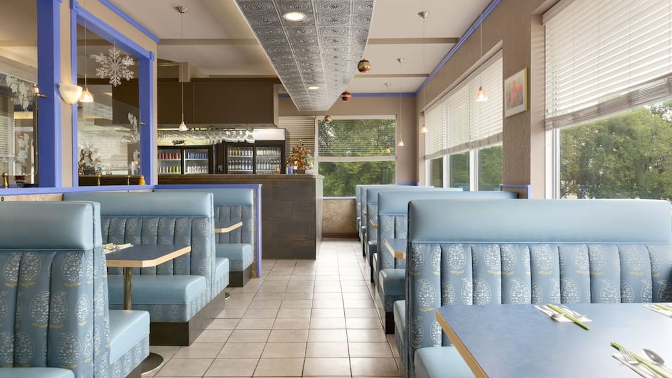 Colonial Square Inn and Suites