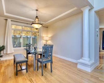 B8 Soothing Villa Spacious House, Nice Neighborhood - Mill Creek - Restaurant