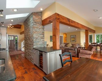 Clean, Stylish, Well Maintained, Lakefront, Amazing Views, Pet Friendly, College - Ithaca - Lobby