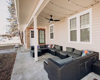 Cozy & Modern Farmhouse – 3br Sleeps 10 - Near Hershey, Harrisburg, Carlisle - Mechanicsburg - Patio