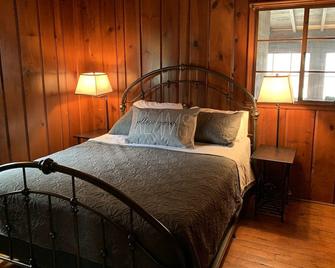 Charming 2 bedroom cabin on private pond! - Mount Vernon - Bedroom