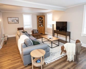 Warm Spring Farmhouse, Old Charm with Modern Updates in Historic Chambersburg - Chambersburg - Salon