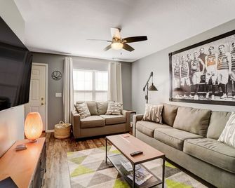 Bump Set Slam Dunk @ SpookyNook - Sports Inspired Townhome - 1 Min Walk to Venue - Hamilton - Sala de estar