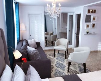 Chandelier 102 - Ponce - Living room